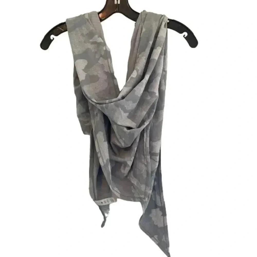 Lululemon All You Need Gray Camo Scarf - Picture 3 of 3